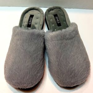 Jones New York slippers Lrg Sz 9/10 fuzzy grey New without tags not worn